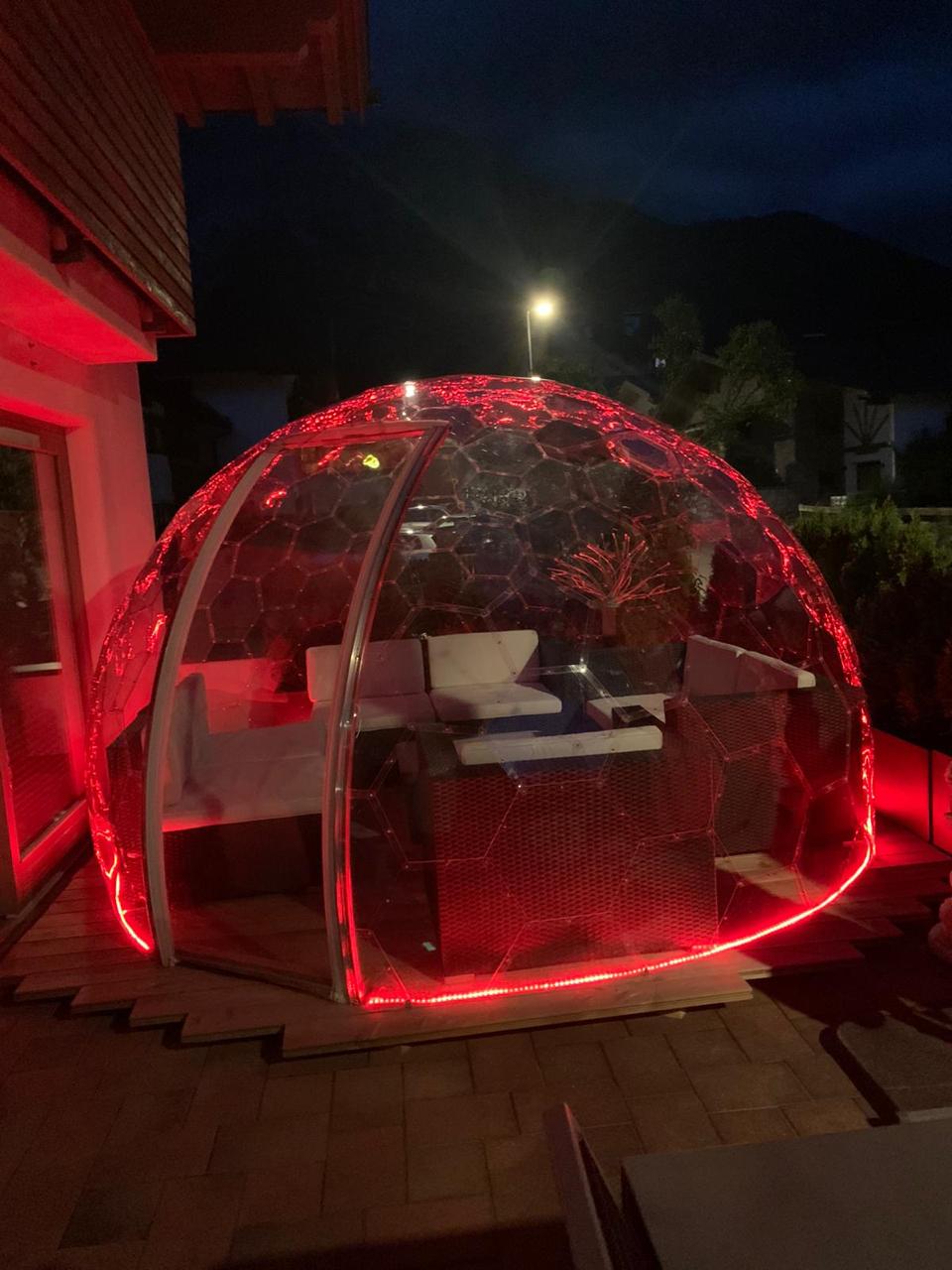 Design dome red