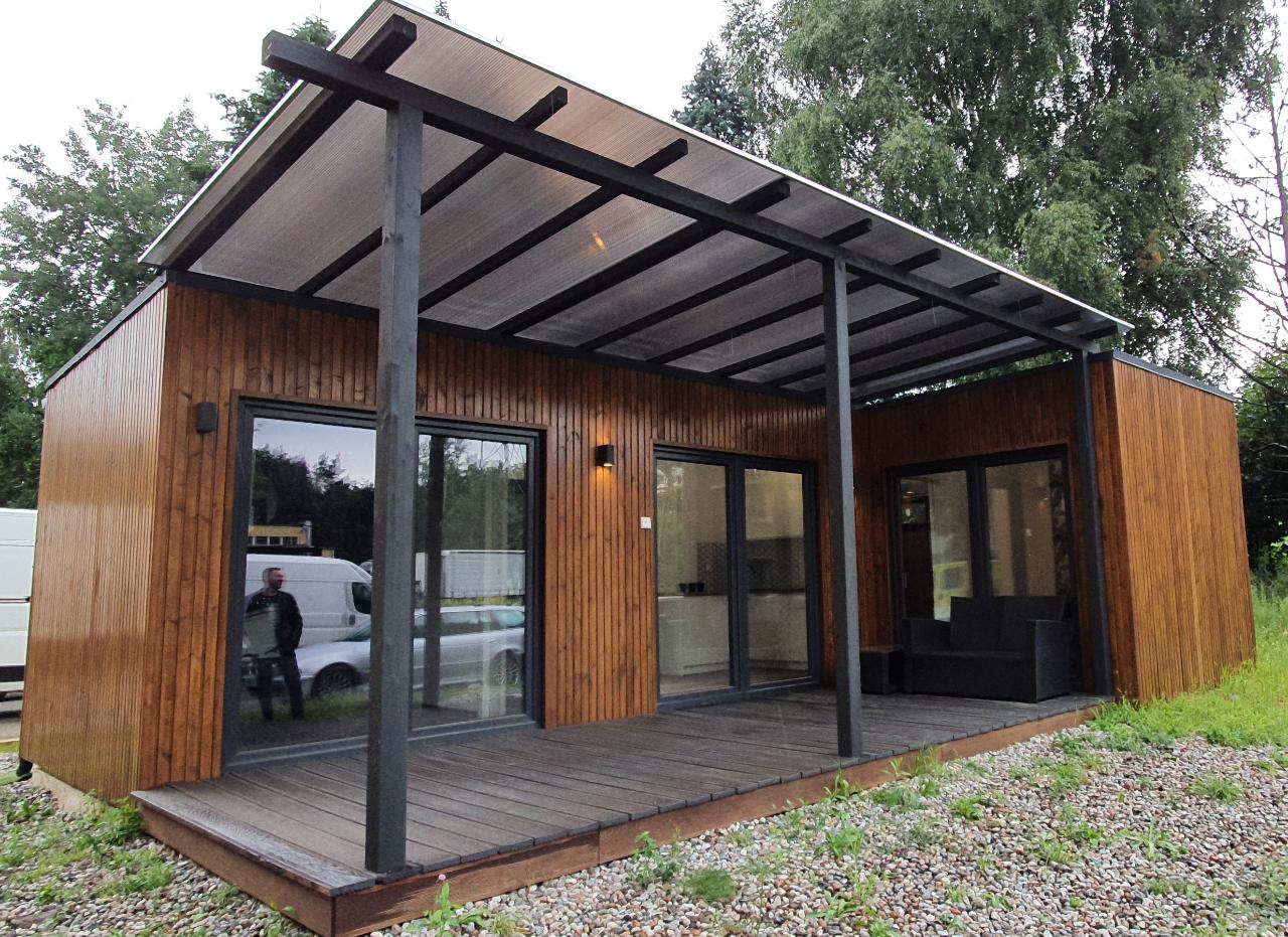 Modular house with polycarbonate roof